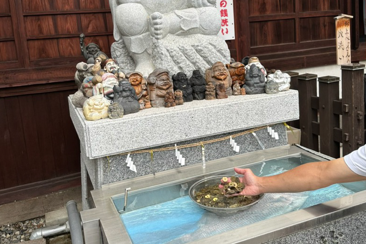 西宮神社での五円玉の銭洗い
